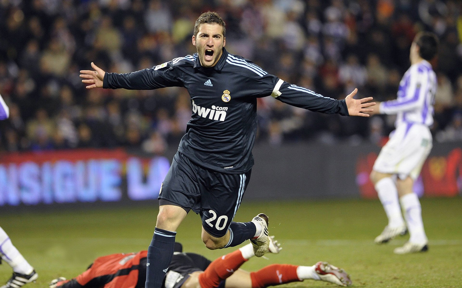 开云体育入口-双线狂飙，当吉林铁蹄踏碎篮网，拉梅洛已在F1赛道上接管比赛